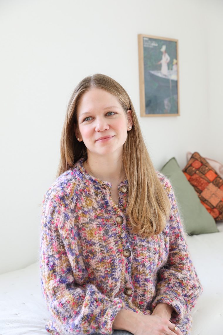 frau-wolljacke-lange-haare-portrait-bild