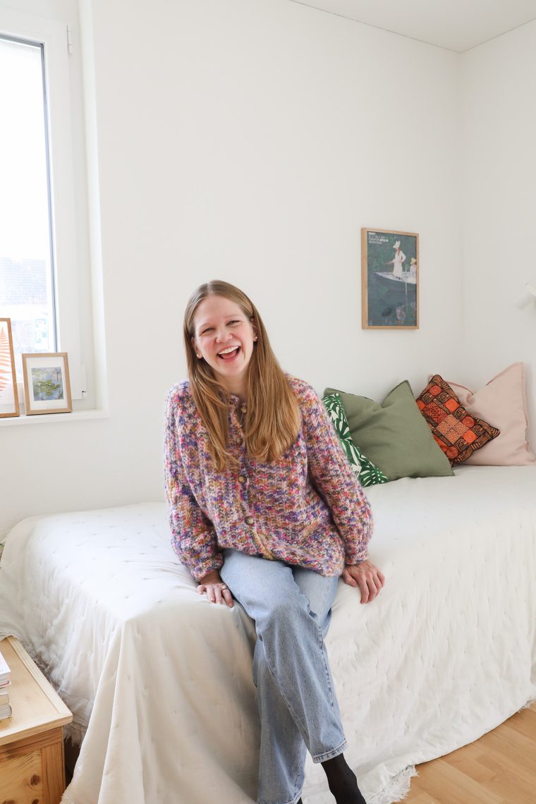 frau-bett-lachen-porträt-kissen-bilder