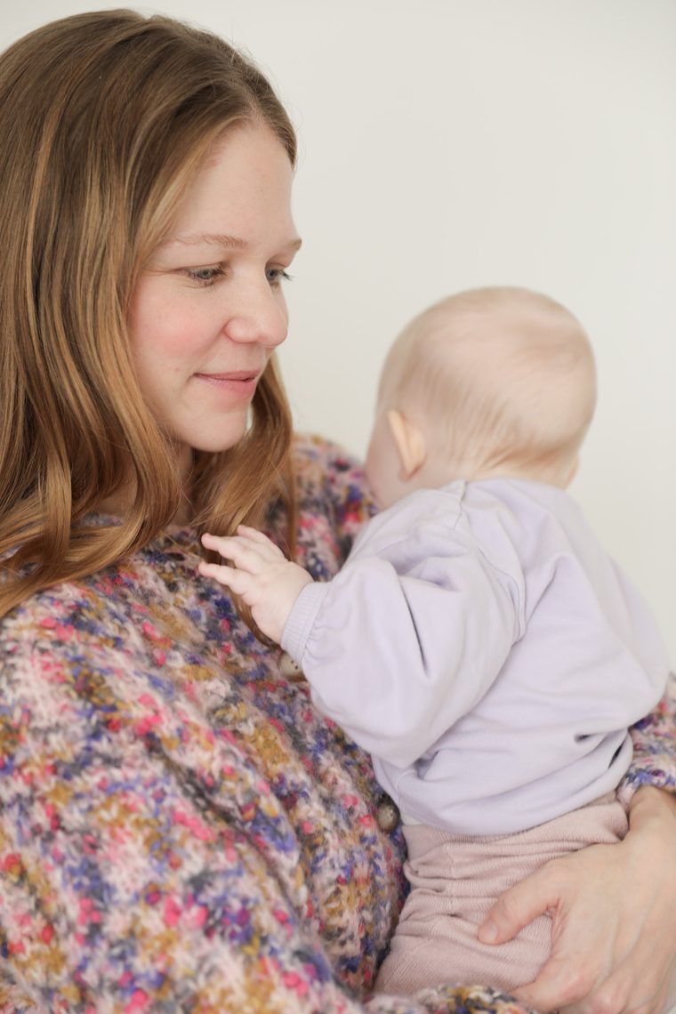 frau-hält-baby-im-arm