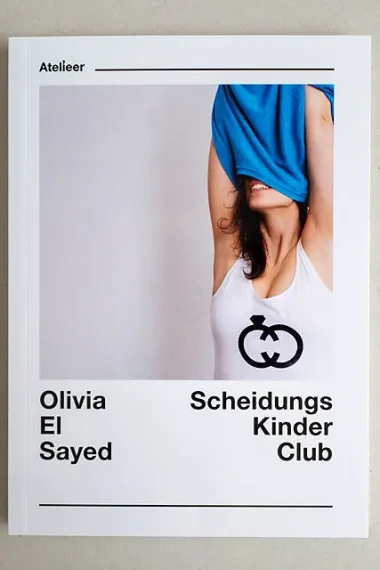 scheidungskinder-club-buch-titel-olivia-el-sayed-frau-zieht-tshirt-aus