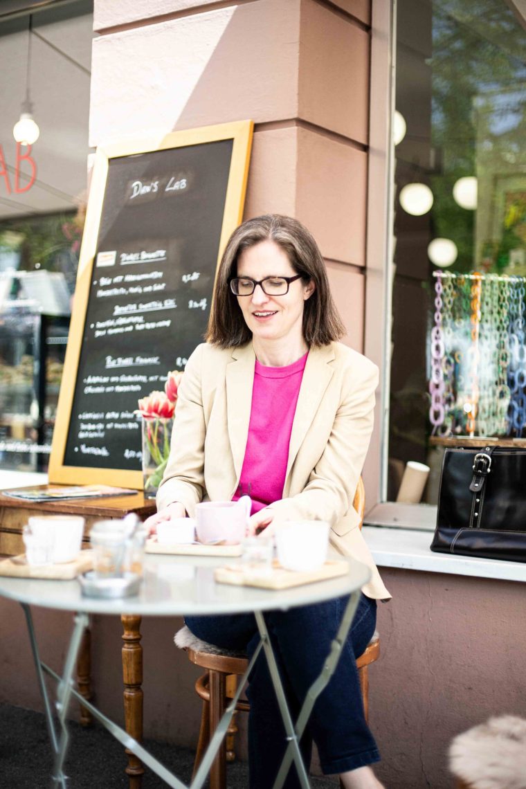 frau-harriet-beveridge-tisch-tee-wandtafel-schaufenster-tulpen