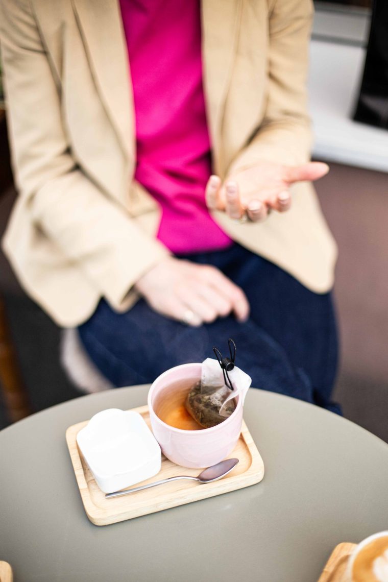 frau-harriet-beveridge-tisch-tee-teebeutel