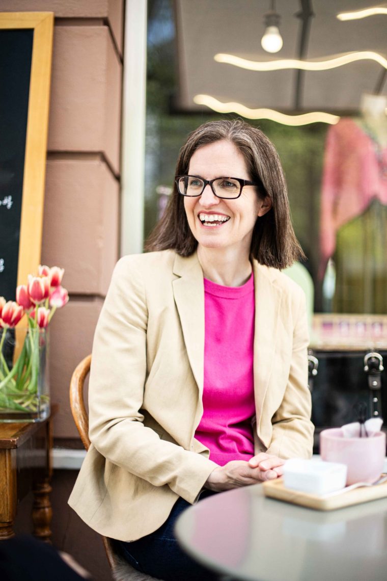 frau-harriet-beveridge-tisch-tee-wandtafel-schaufenster-portrait