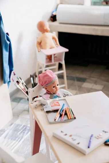 kunst-mit-kind-laura-herter-puppe-farbstifte-atelier