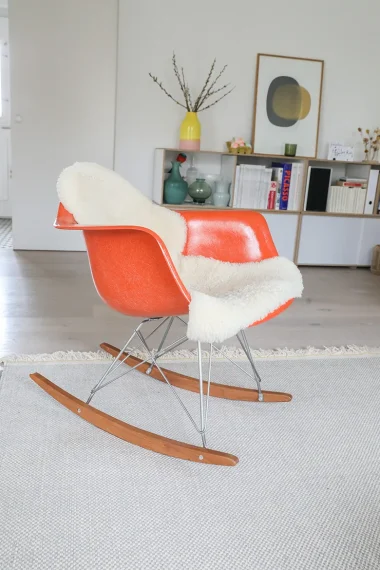 alltag-mit-fsme-borreliose-angelika-wick-daheim-eames-stuhl-orange-vase-bild-regal-bücher