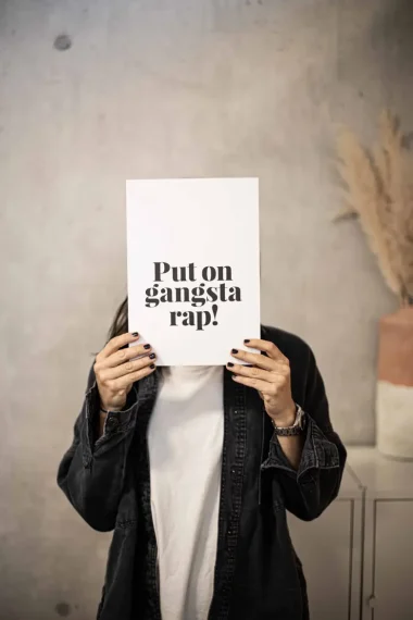 Tadah-Familienplaner-2023IMG-4429 put-on-gangsta-rap-frau-poster-fingernägel-schwarz-grauer-hintergrund