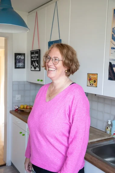 frau-kueche-pink-pullover-lampe-blau