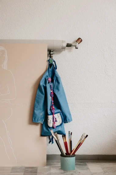 kunst-mit-kind-laura-herter-atelier-pinsel-kindertasche