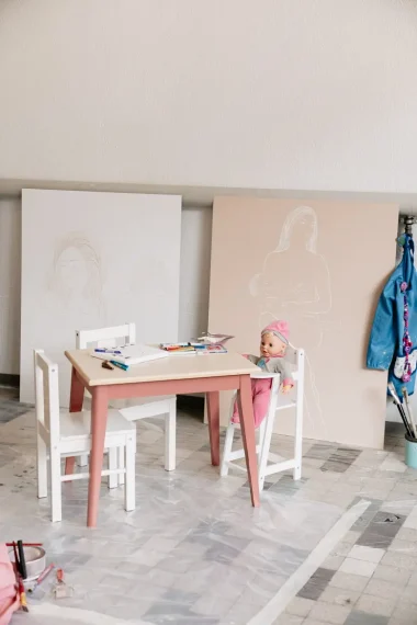 kunst-mit-kind-laura-herter-atelier-tisch-puppe