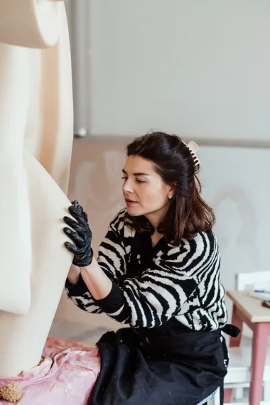 kunst-mit-kind-laura-herter-statue-bemalen-handschuhe