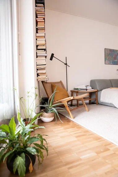 tadah-lavita-nathalie-a-porta-9 bücherregal-stuhl-sessel-pflanze-wohnzimmer-lampe