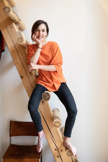 tadah-lavita-nathalie-a-porta-5 frau-orange-pullover-treppe