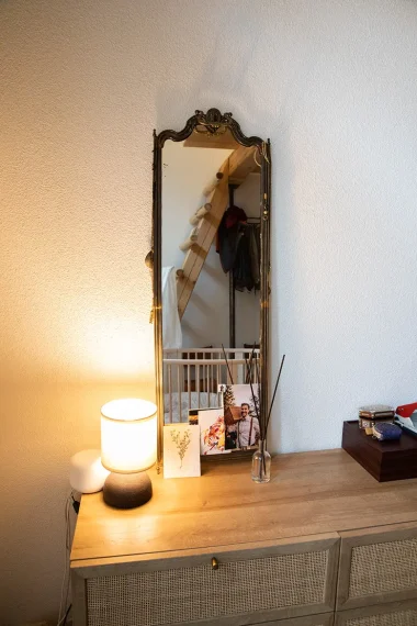 tadah-lavita-nathalie-a-porta-4 spiegel-kommode-holz-lampe-duftstäbe