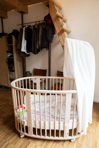 tadah-lavita-nathalie-a-porta-3 Kinderbett-weiss-treppe-garderobe