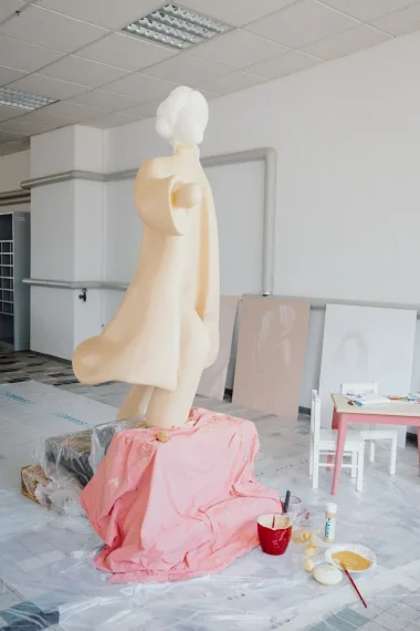 kunst-mit-kind-laura-herter-statue-atelier-farbe
