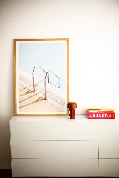 Tadah-Motel-a-Miio-IMG-6277 Motel-a-miio-keramik-anna-von-hellberg-laura-castien-bild-kommode-weiss-rot-lampe-kunst-kunstbuch-buch-bild-swimmingpool-schwimmbecken