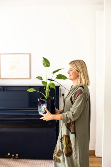 Tadah-Motel-a-Miio-IMG-6346 Motel-a-miio-keramik-anna-von-hellberg-laura-castien-vase-blumen-kleid-gruen-klavier-bild