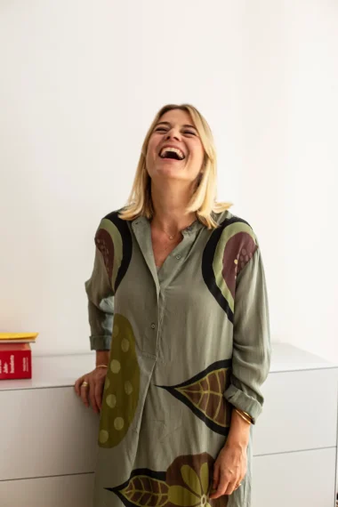 Tadah-Motel-a-Miio-IMG-6383 Motel-a-miio-keramik-anna-von-hellberg-laura-castien-portrait-frau-lachen-kommode