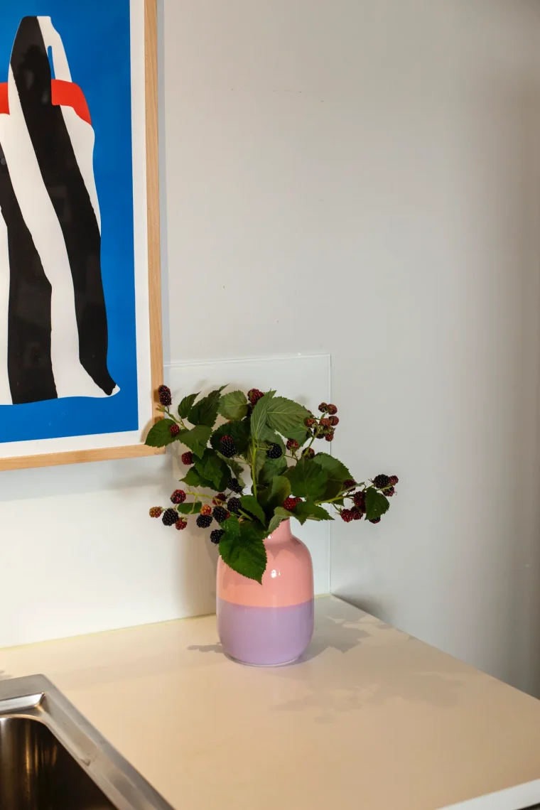 Tadah-Motel-a-Miio-IMG-6438 Motel-a-miio-keramik-anna-von-hellberg-laura-castien-vase-blumen-bild-tisch