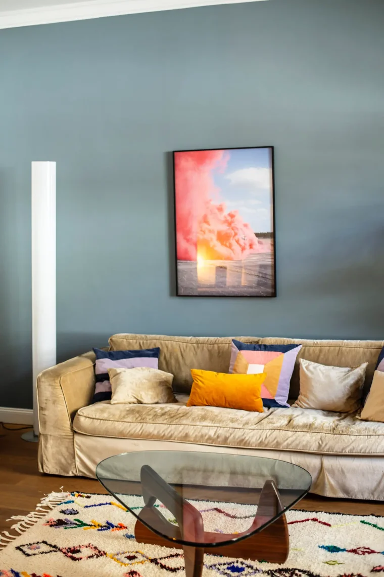 Tadah-Motel-a-Miio-IMG-6441 Motel-a-miio-keramik-anna-von-hellberg-laura-castien-sofa-teppich-bild-blaue-wand-lampe
