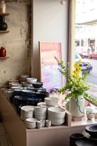 Tadah-Motel-a-Miio-IMG-6554 Motel-a-miio-keramik-anna-von-hellberg-laura-castien-vasen-kleid-geschirr-shop-laden-schaufenster-bild-preise-sale-vase-blumen