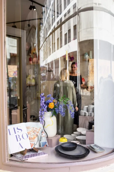 Tadah-Motel-a-Miio-IMG-6563 Motel-a-miio-keramik-anna-von-hellberg-laura-castien-vasen-kleid-geschirr-shop-laden-schaufenster-lisboa-geschirr-spiegelung