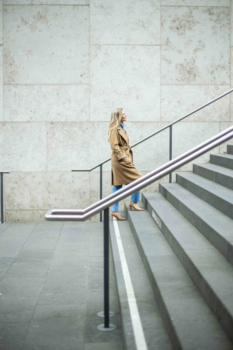 Frauen-Finanzen-Vorsorge-Nadine-Juergensen-Vereinbarkeit-Treppe