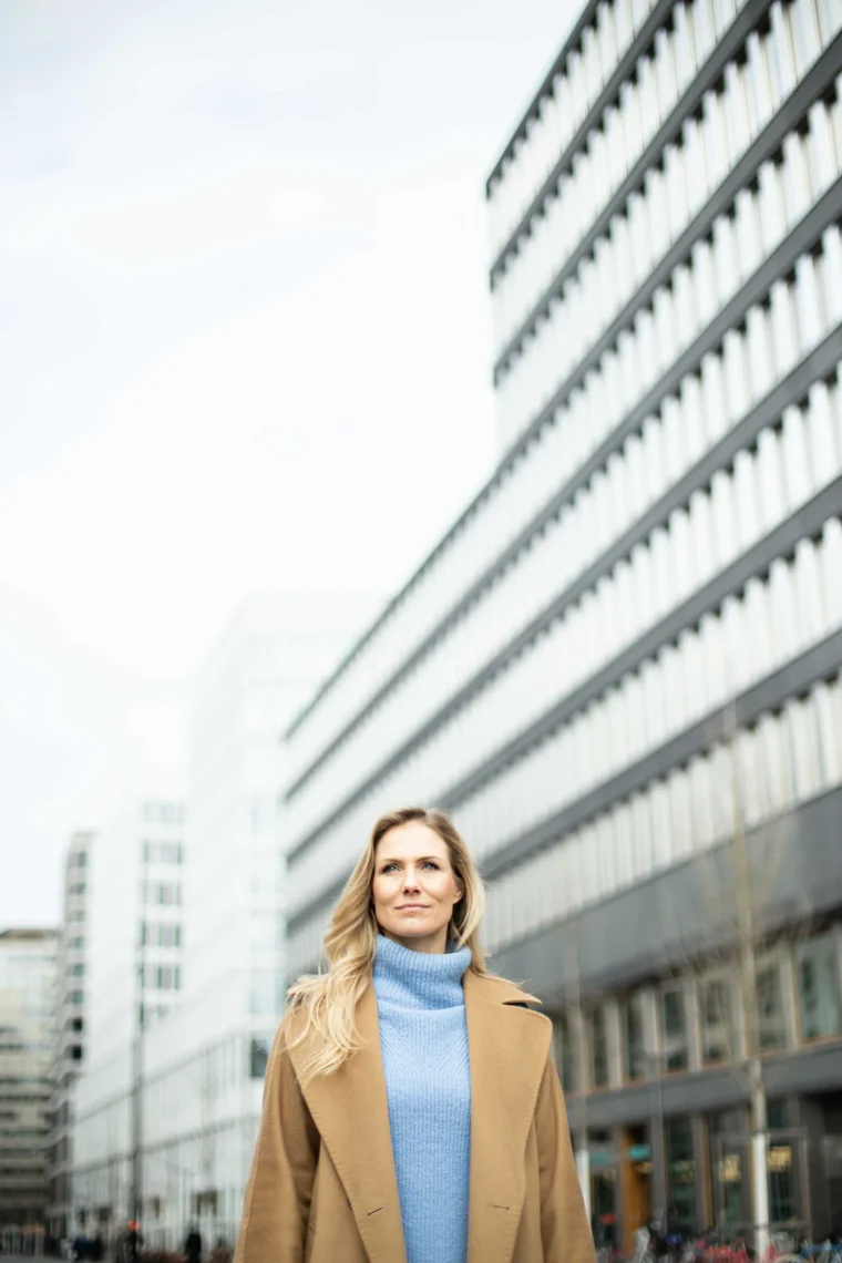 Frauen-Finanzen-Vorsorge-Nadine-Juergensen-Vereinbarkeit-Blick-Porträt