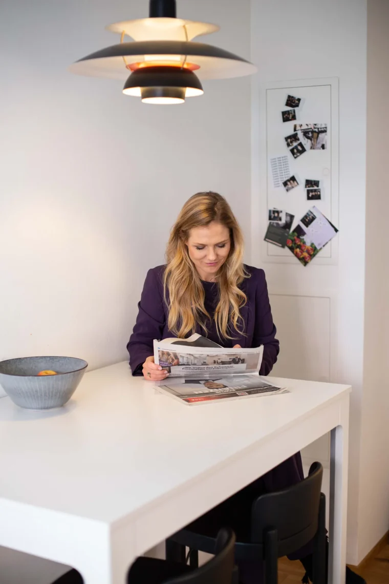 Frauen-Finanzen-Vorsorge-Nadine-Juergensen-Vereinbarkeit-Küche-Pause-Zeitung