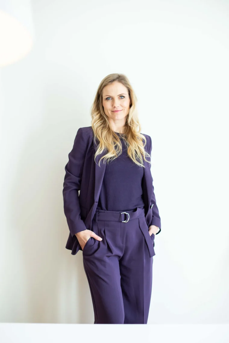 Frauen-Finanzen-Vorsorge-Nadine-Juergensen-Vereinbarkeit-stehend-Wand