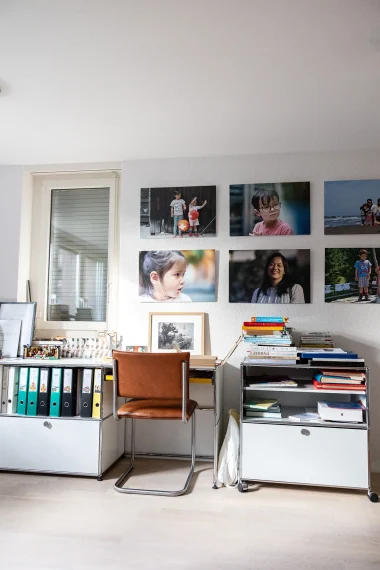 tadah-bookfactory-christian-burkhardt18 photos-wand-fotos-poster-bilder-buero-stuhl-ordner-tisch