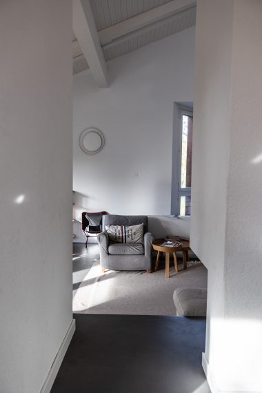 tadah-bookfactory-christian-burkhardt20 wohnzimmer-sessel-couchtisch-wand-weiss