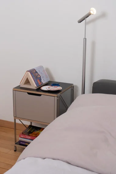Nachttisch-buch-bett-nachttischlampe-bettwäsche-grau