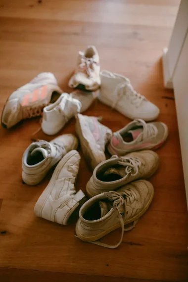 schuhe-boden-parkett-durcheinander-turnschuhe