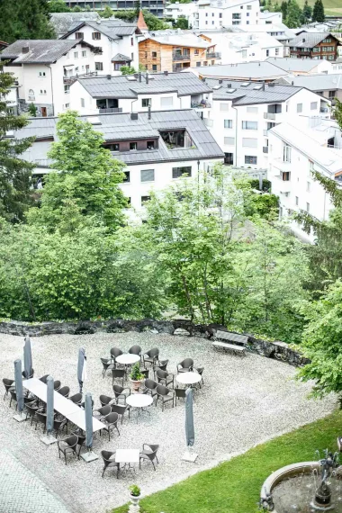 tadah-schweizerhof-flimsIMG_7216 aussicht-von-oben-flims-schweizerhof-flims-tische-stuehle-terrasse