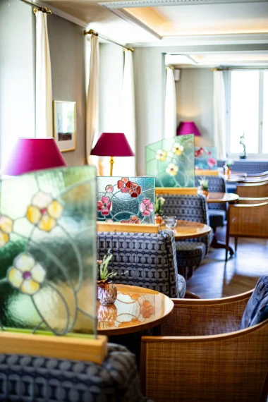 tadah-schweizerhof-flimsIMG_7265 bar-rote-lampen-glas-blaue-sofas-ecken