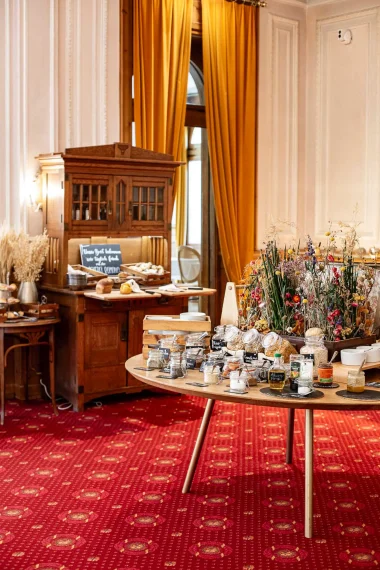 tadah-schweizerhof-flimsIMG_7278 fruehtuecksbuffet-roter-teppich-hotel