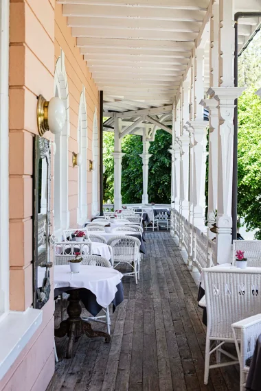 tadah-schweizerhof-flimsIMG_7294 terrasse-tische-stuehle