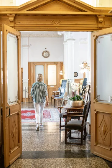 tadah-schweizerhof-flimsIMG_7358 hotel-gestreifte-bluse-weisse-jeans-frau-saal-teppich-belle-epoque