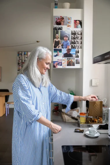 frau-gestreiftes-kleid-kueche-kaffee-kaffeemaschine