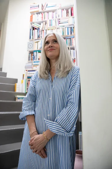 frau-gestreiftes-kleid-buecherregal-treppe