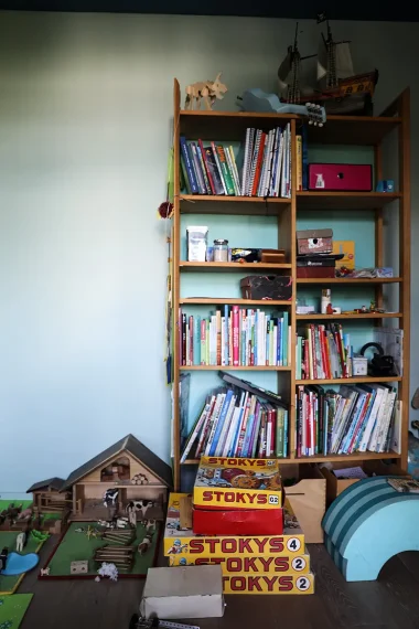kinderzimmer-regal-buecher-bauernhof-stokys-spiele